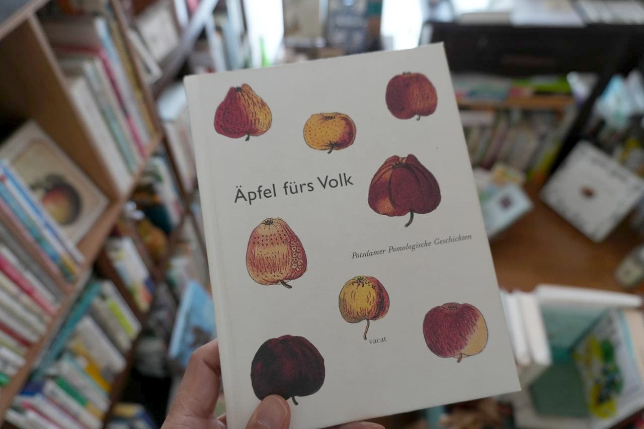 『Äpfel fürs Volk』。天も小口も赤く塗られている