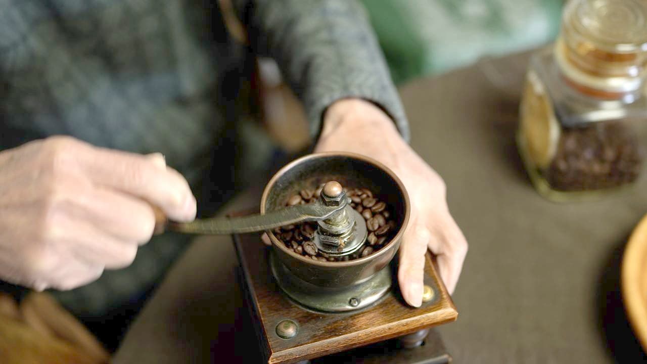 ミルに豆を入れて挽く