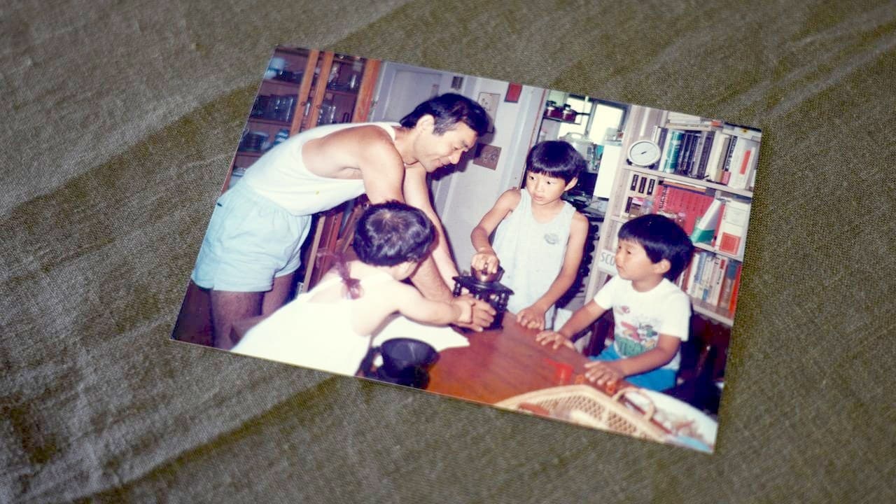 子どもたちとミルを囲んでいる古い写真。三人ともやりました