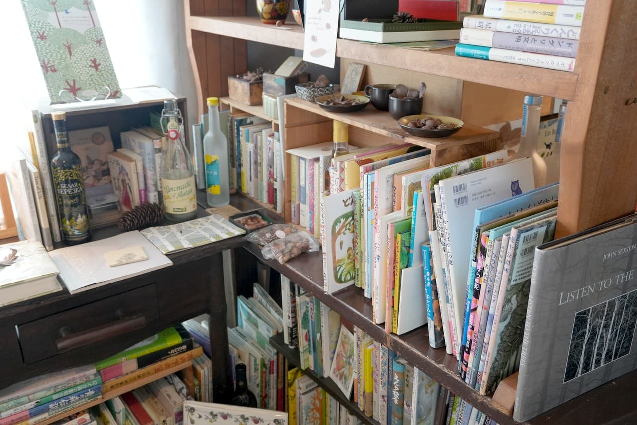 どんぐりの棚。拾い集めた実の袋と、宮沢賢治の並び