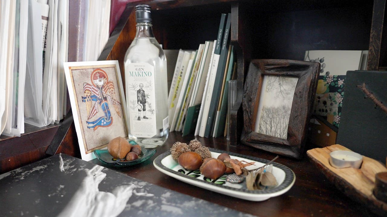 皿に盛ったどんぐり