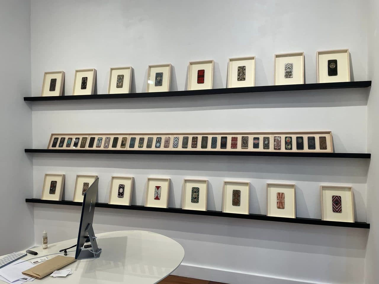同展の会場。カルトと組のカルトが並ぶ