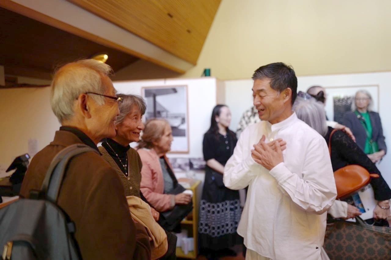 会場で皆川明さんと話す館長と副館長