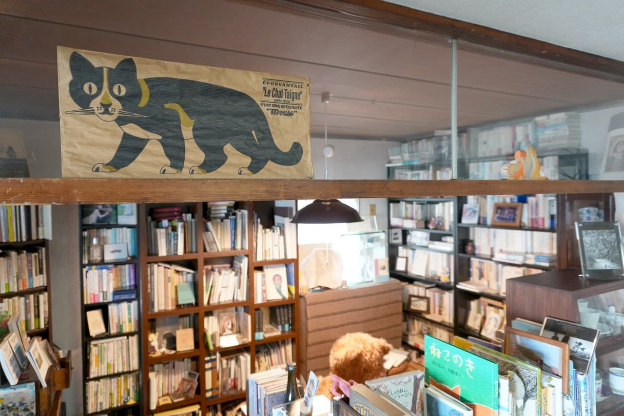黒猫の看板と、猫の木の棚