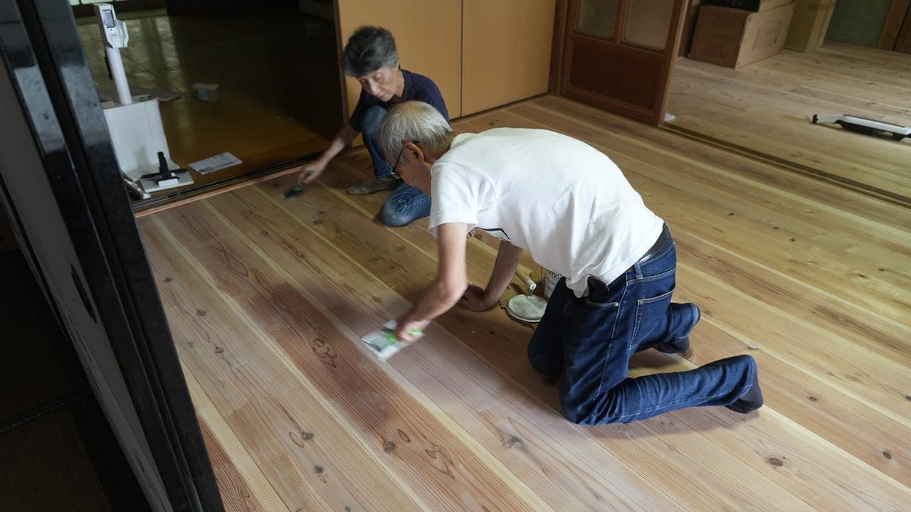 新しい床を拭く二人