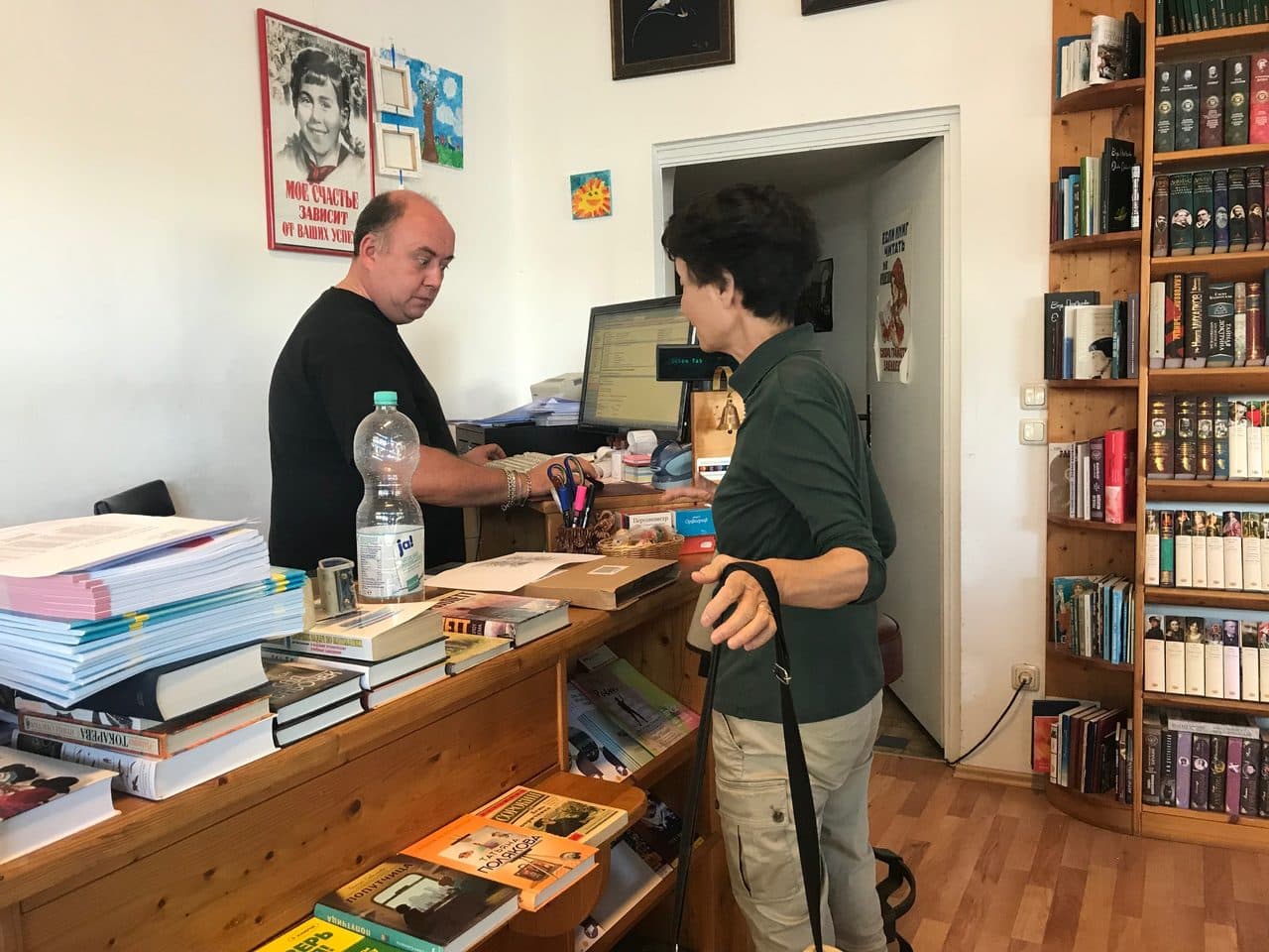 ロシア語の本を扱う書店で、店主と