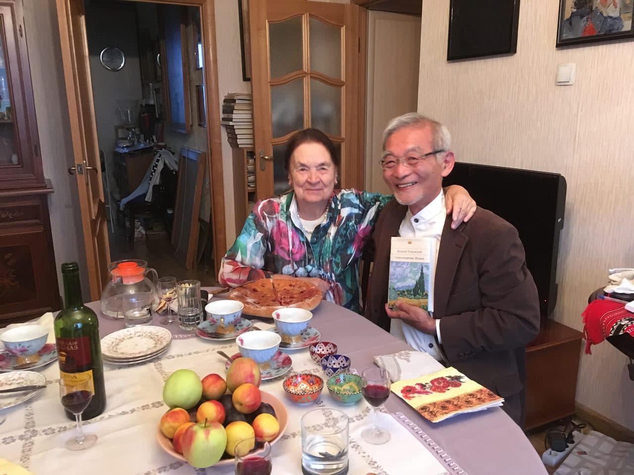 モスクワのマリーナさんのお宅で。手にしているのが『Арсений Тарковский — Стихотворения. Поэмы』