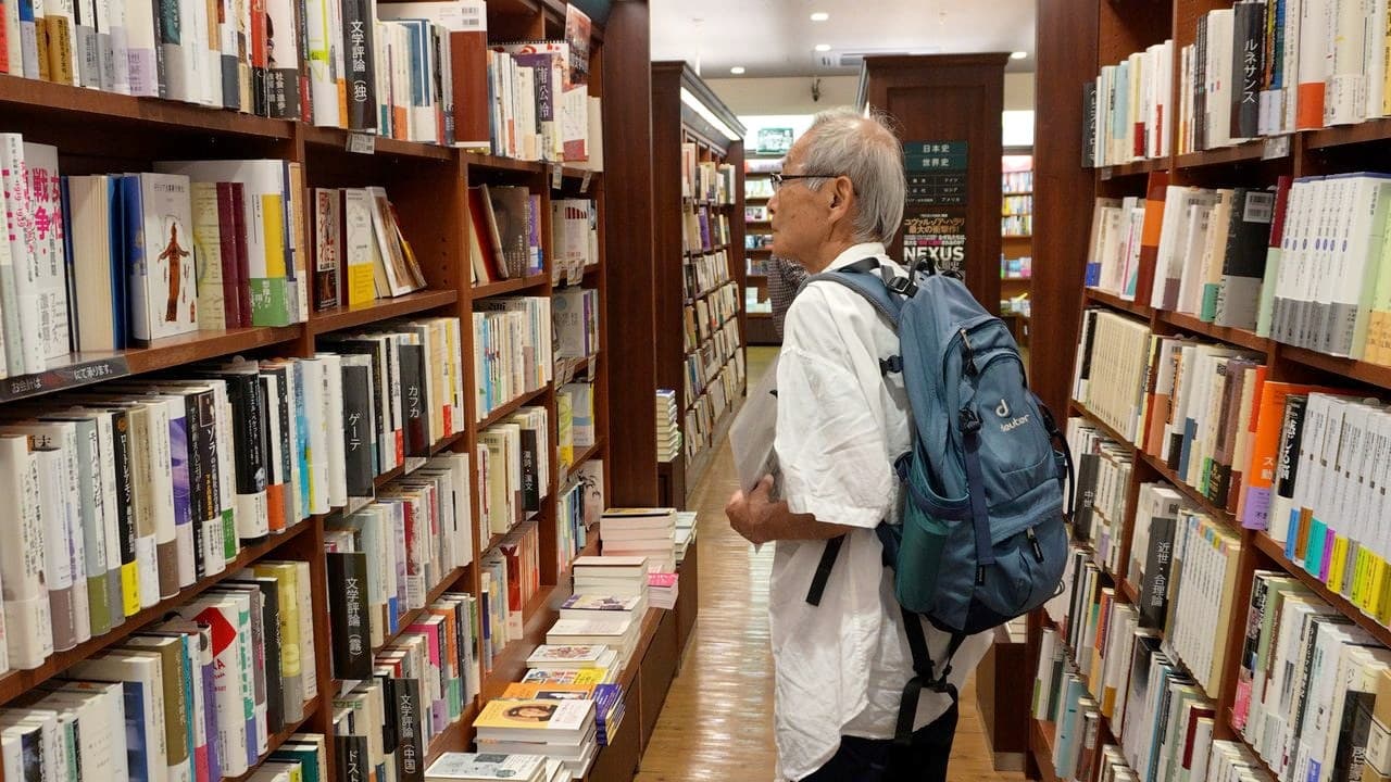 神保町の書店で棚を見る