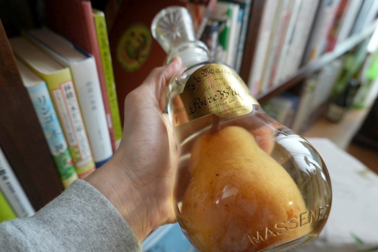 実物のポム・プリゾニエール。瓶のなかに洋梨が入っている