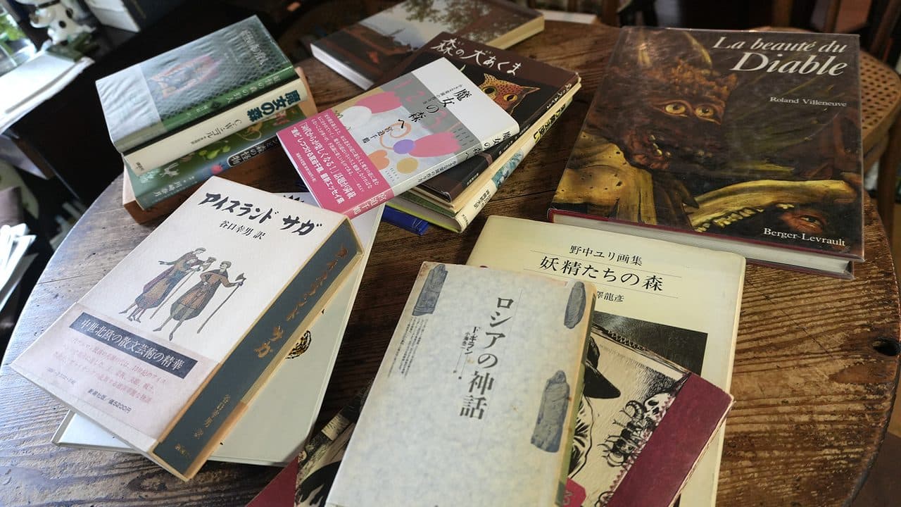 机に広げた森の本